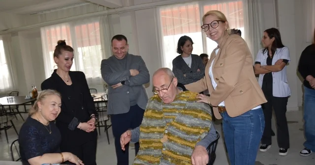 Kadın doktorlardan yaşlılara sıcacık dokunuş Türkiye nin dört bir yanından el örgüsü hediyeler Manisa daki yaşlılara ulaştırıldı Manisa Haberleri