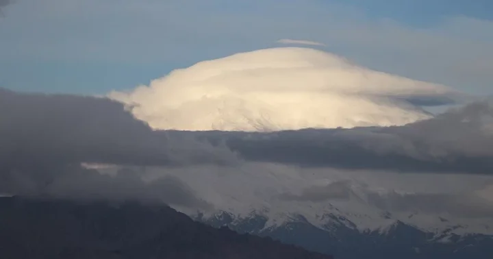 Mercek bulutu, Ağrı Dağı nın zirvesinde güzel görüntüler oluşturdu