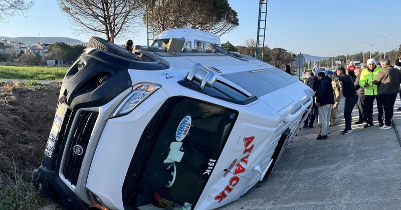 Çanakkale de öğrencilerin de bulunduğu minibüs devrildi: 8 yaralı