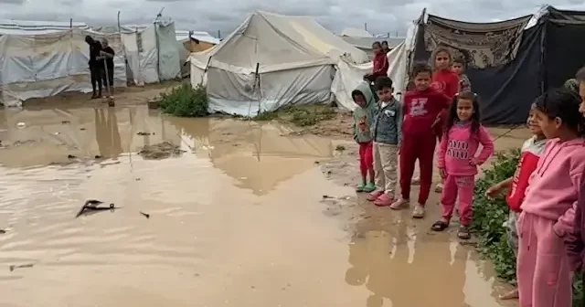 Sağanak zor şartlarda yaşayan Filistinlilerin çadırlarını sular altında bıraktı VİDEO İZLE
