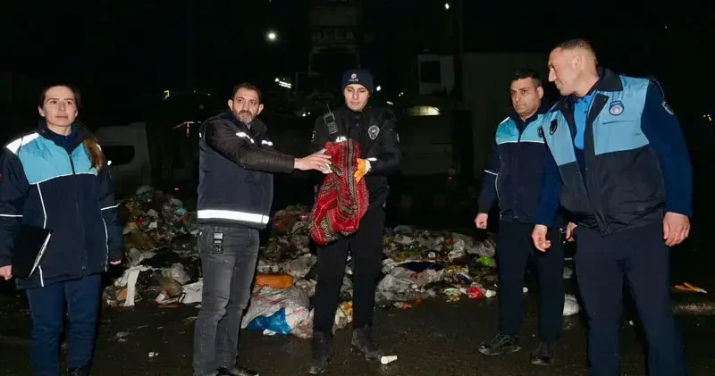 Esenyurt ta çöpte bulunan 1 milyon 200 bin liralık altın sahibine teslim edildi