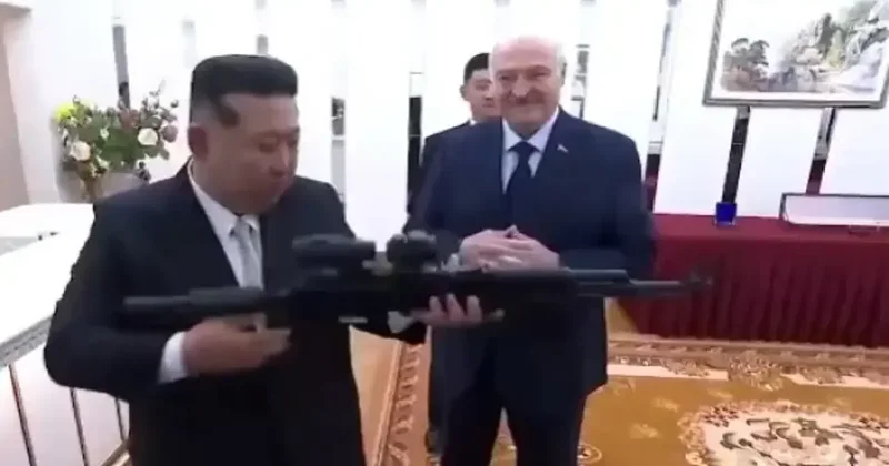 Belarus Cumhurbaşkanı Kuzey Kore liderine tüfek hediye etti