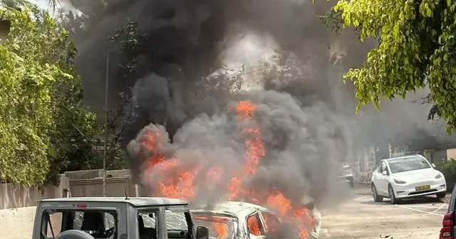 İran çok sayıda füzeyle Tel Aviv’i vurdu: Saldırı sonrası çıkan yangınlar kamerada VİDEO İZLE