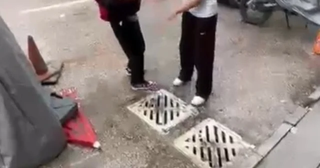 Ortaokul öğrencisi akranını saçından tutup yere yatırdı, kafasına ayağıyla bastı Sosyal medyada yayınlanan görüntü sonrası polis olayla ilgili inceleme başlattı Isparta Haberleri