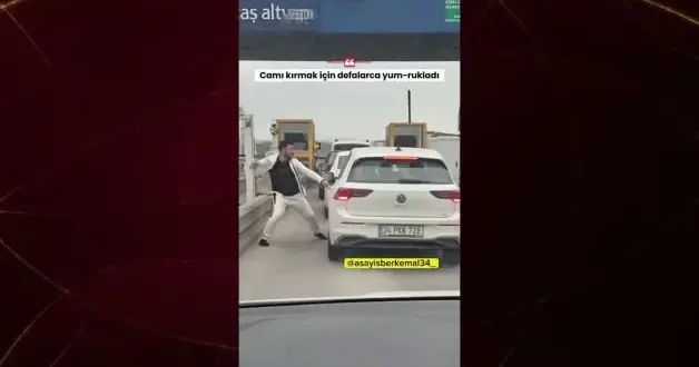 Tır sürücüsü otomobile saldırdı! Gişelerde dehşet