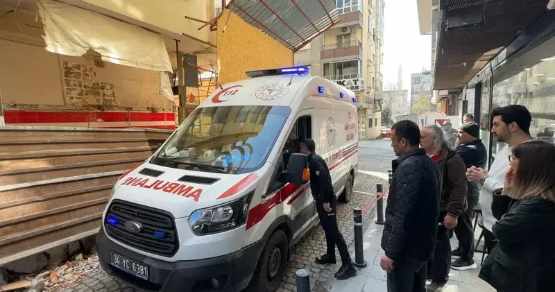 Avcılar’da yıkımı yapılan binanın 4 üncü katından düşerek hayatını kaybetti