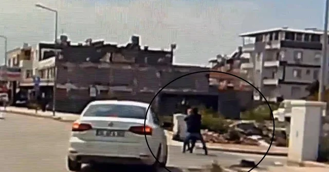 Kaldırımda yürüyen kadının boynundaki kolyeyi çalarak kaçtı Hatay Haberleri