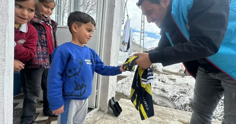 Karayazı Kaymakamı Titiz’den çocuklara anlamlı sürpriz