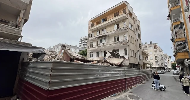 Yıkımda zarar gören binanın sakinleri: Müteahhide ulaşamıyoruz Mersin Haberleri