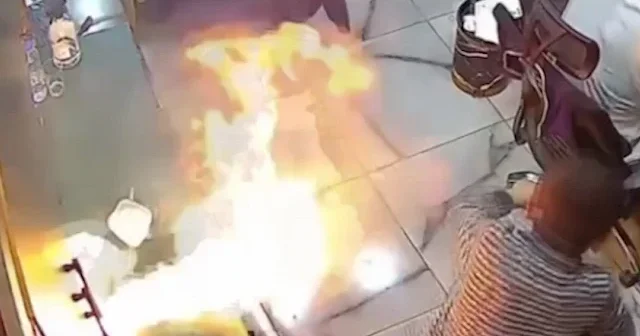Telefon dükkanındaki panik anları: Şarjdaki telefon alev aldı VİDEO İZLE