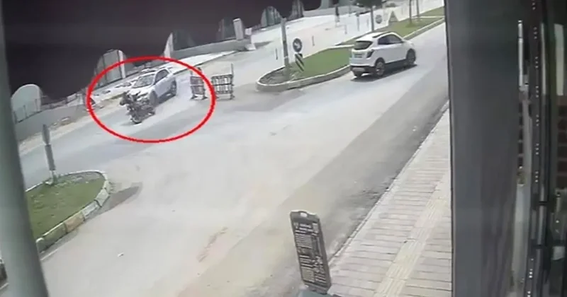 Kaza yapan motosikletli karşı yönden gelen minibüsün altında kaldı