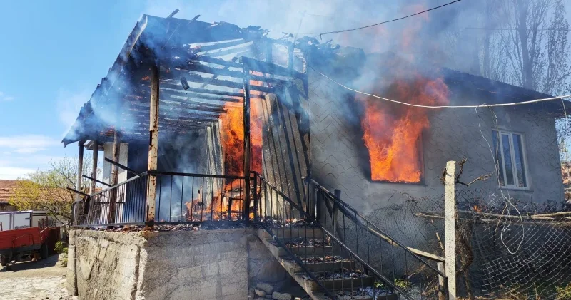 Çorum da çıkan yangın sonucu bir ev kullanılamaz hale geldi Gündem Haberleri