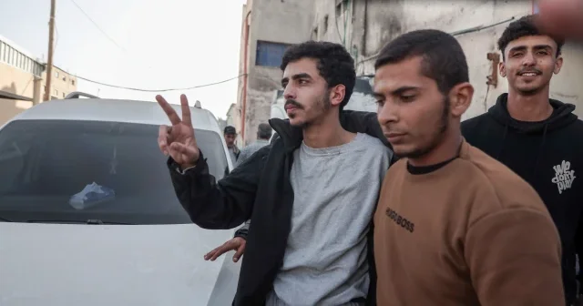 İsrail alıkoyduğu 15 Filistinli tutsağı serbest bıraktı VİDEO İZLE