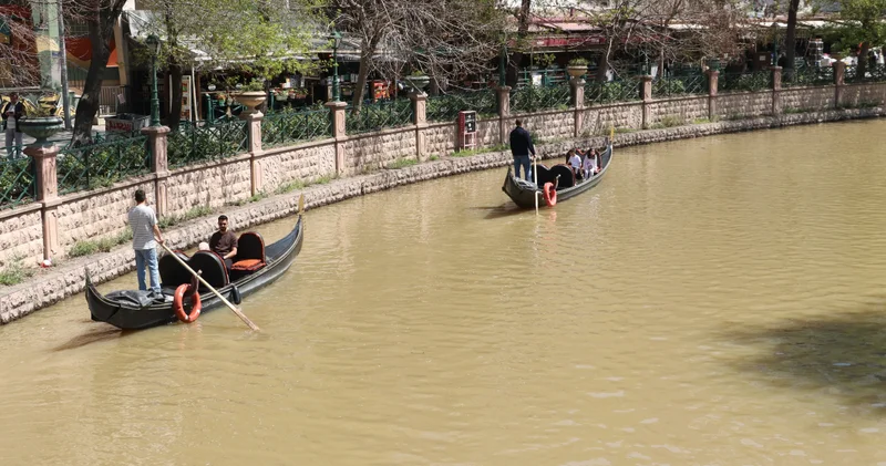 Yağışların ardından Porsuk Çayı kahverengiye büründü, turistler şaşkınlıklarını gizleyemedi Son dakika haberleri