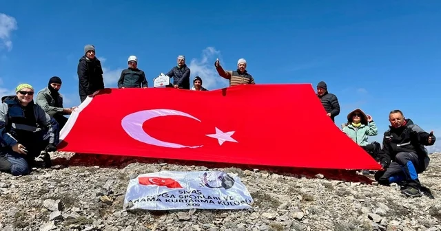 Sivaslı dağcılar 2 bin 211 metrede Türk bayrağı açtı Sivas Haberleri