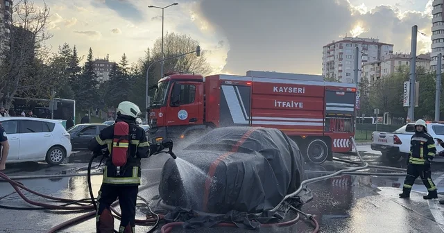 Alev alan elektrikli otomobil yangın battaniyesiyle söndürüldü Elektrikli otomobilin yandığı an kamerada Kayseri Haberleri