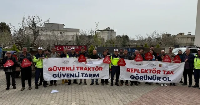 Jandarma 300 traktör sürücüsüne eğitim vererek 600 reflektör dağıttı Gaziantep Haberleri