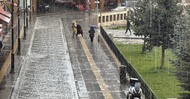 Sivas ta kuvvetli yağmur etkili oldu, hazırlıksız yakalananlar sığınacak yer aradı Sivas Haberleri