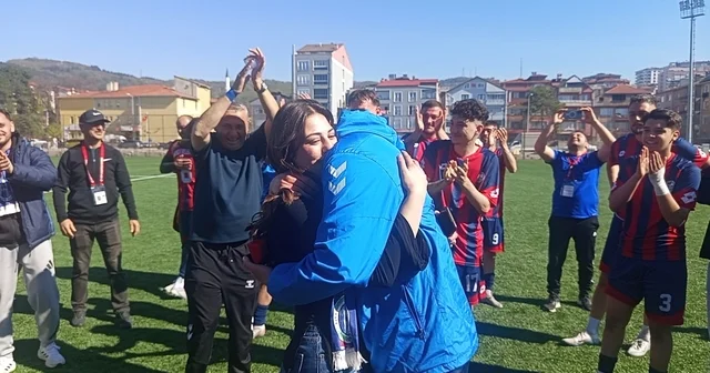 Zonguldak ta yeşil sahada çifte mutluluk Takımını galip getirdi, kız arkadaşına evlilik teklifi etti Zonguldak Haberleri