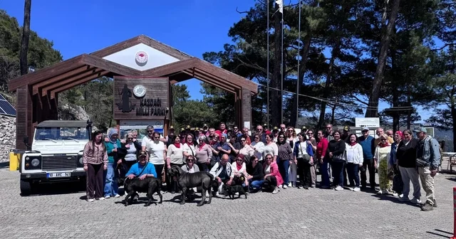 Çankırı mezunları Edremit te hasret giderdi Kaz Dağları nda 41 yıllık Astsubay vefası Balıkesir Haberleri