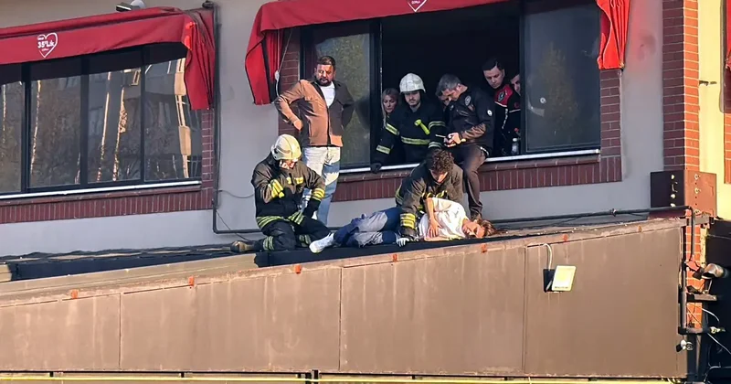 Kafeteryanın 3’üncü katında otururken dengesini kaybedip, alt katın terasına düştü