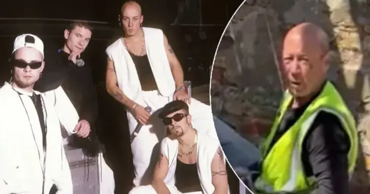 Şöhretin zirvesindeydi! John Hendy nin yeni mesleği hayranlarını şaşkına çevirdi