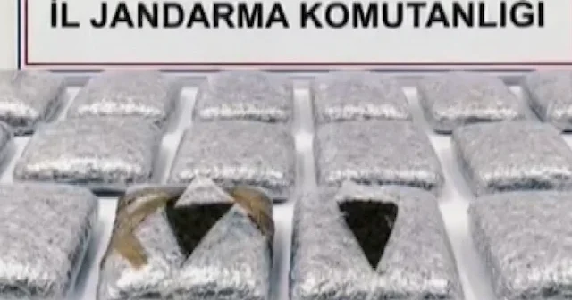 Antalya’da jandarmanın takibe aldığı araçta 30 kilogram skunk maddesi ele geçirildi VİDEO İZLE