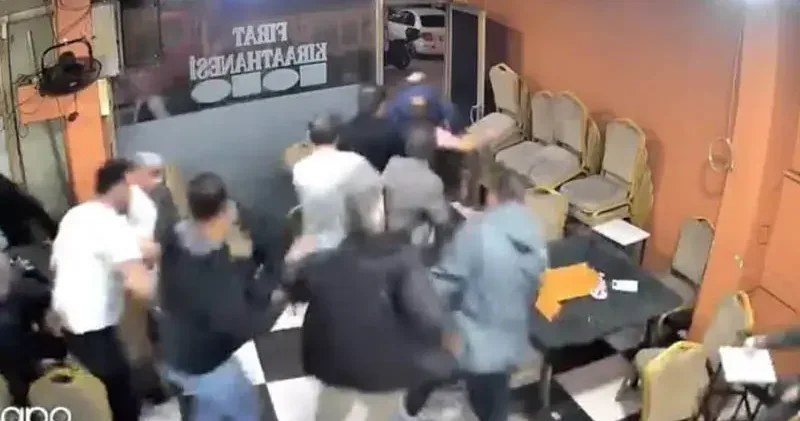 Sultangazi’de araçtan çıkan yüksek ses müzik kahvehanenin camını titretti; müşteriler deprem sanıp kaçtı