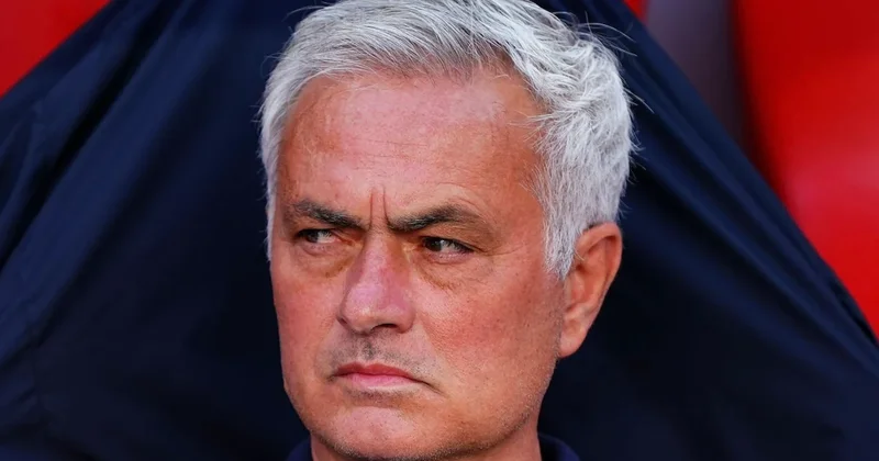 Mourinho kendi oyuncusuyla tartıştı! Sinirlenip kulübeye yumruk attı Sözcü Gazetesi