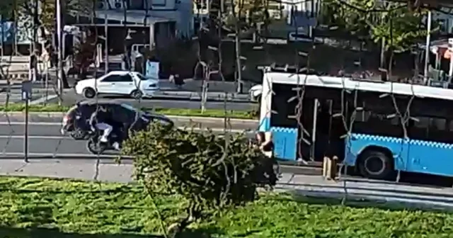 Motosikletin duraktaki otobüse çarptığı kazanın görüntüleri ortaya çıktı Tekirdağ Haberleri