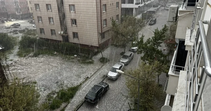 Elazığ da dolu etkisini gösterdi: Cadde ve araçlar beyaza büründü Gündem Haberleri