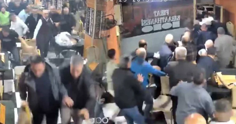 Trafik magandası vatandaşın yüreğini ağzına getirdi! Deprem sanıp kaçtılar