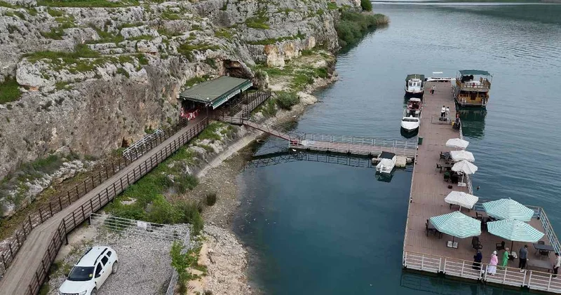 Fırat Nehri nin kıyısında yer alıyor: 2 bin yıllık mağaraları yakından görüyorlar