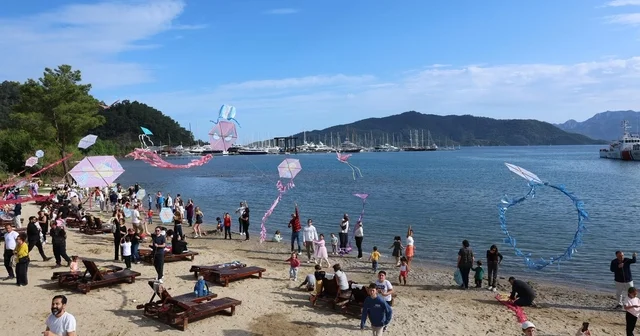 Uçurtmalar gökyüzünü, çocuklar da Burunucu nu renklendirdi Muğla Haberleri