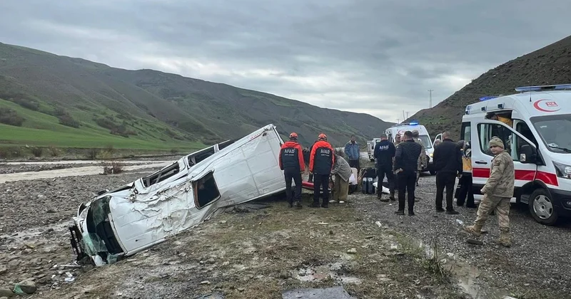 Kontrolden çıkan minibüs dere yatağına devrildi: 16 yaralı