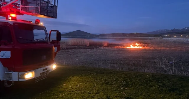 Van da 2 farklı sazlık alanda yangın çıktı İtfaiye aracı bataklık alana giremeyince yangın küreklerle söndürüldü Van Haberleri
