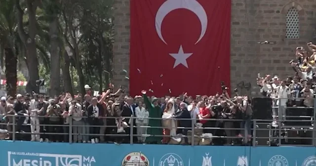 Asırlık gelenek Manisa’da coşkuyla yaşatıldı: 10 ton mesir macunu halka saçıldı VİDEO İZLE