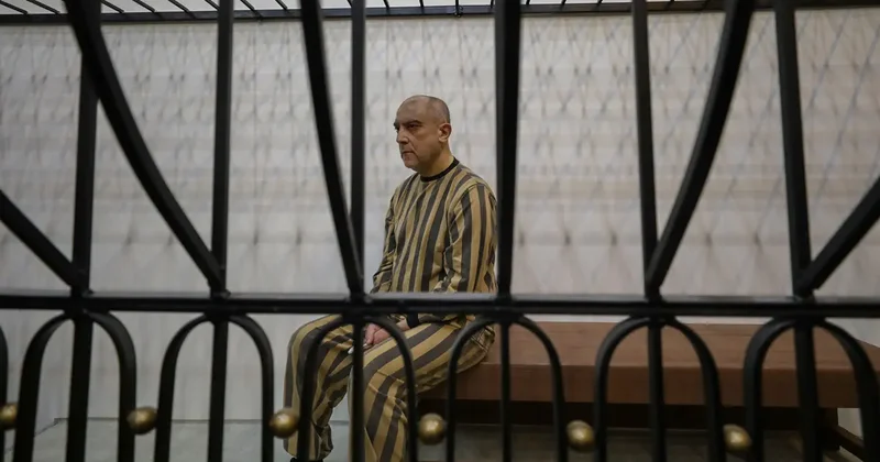 Mahkemede kafese kondu! Televizyonlar canlı yayımladı