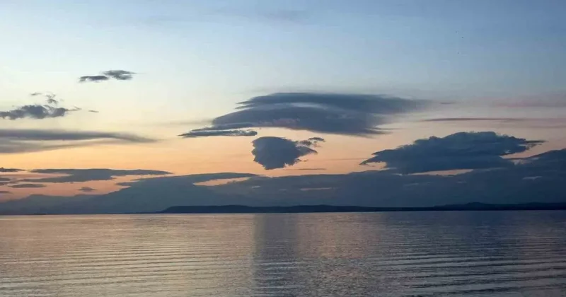 Van’da eşsiz manzara: Gökyüzündeki insan silüeti gölle bütünleşti