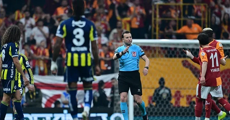 Derbide penaltı tartışması: Fenerbahçe yararlanamadı, Galatasaray isyan etti! Düşürülmesinin ardından karar devam