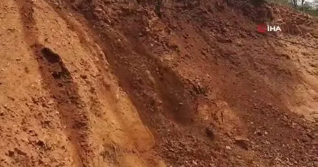 Tunceli’de yamaçtan kopan kütle yola düştü