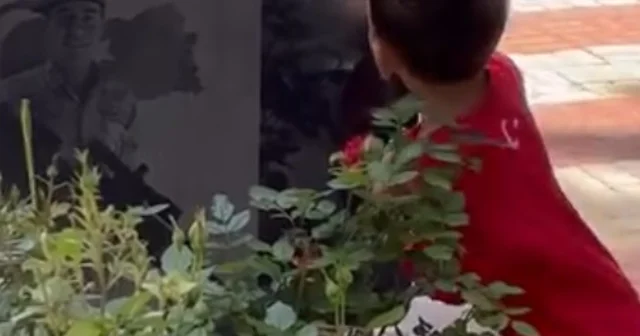 3 yaşındaki Sezer, adını aldığı şehit amcasının mezarını öpüp, suladı Hatay Haberleri