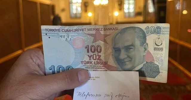 Camide namaz kılarken telefonunu şarj etti, not yazıp 100 TL bıraktı Bolu Haberleri