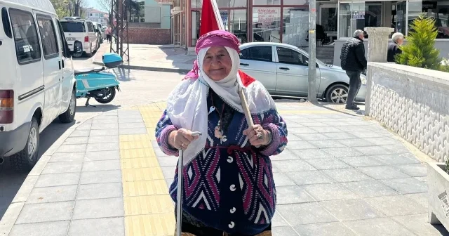 Yağmur çamur dinlemiyor: 75 yaşındaki Satı teyzenin bayrak aşkı yürekleri ısıttı VİDEO İZLE