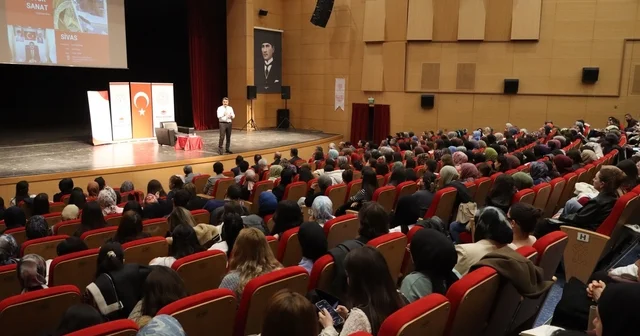 Mesleki tecrübelerini aday öğretmenlerle paylaştı Sivas İl Milli Eğitim Müdürü Fatih Erdoğan, meslek hayatı boyunca edindiği tecrübeleri aday öğretmenlere aktardı Sivas Haberleri