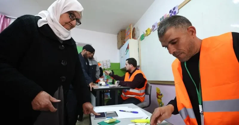 Filistin de yıllar sonra yapılan seçimlerde Abbas üstünlüğü
