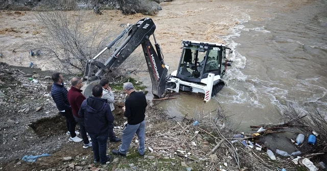 Mutki de dereye kapılan kepçe kurtarıldı Bitlis Haberleri