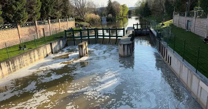 Porsuk Çayı’nın yüzeyi köpükle kaplandı