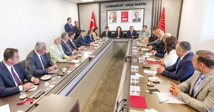 CHP’de başkanlar zirvesi yapıldı... ‘İhbar sandığı’ kurulacak