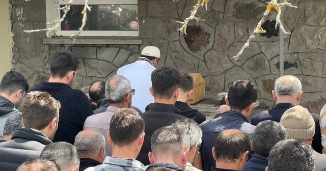 Bolu da annesinin öldürdüğü 2 aylık Ela bebek son yolculuğuna uğurlandı Anne, cinayetin ardından kilometrelerce yürümüş Bolu Haberleri